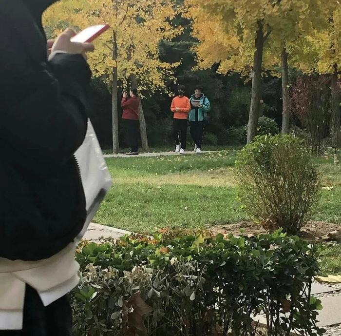 网友偶遇王俊凯回学校上课，穿橘色毛衣戴口罩，大长腿抢镜
