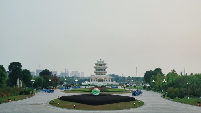 江西省抚州市临川区名人雕塑园开篇-抬头45°角看落日余晖