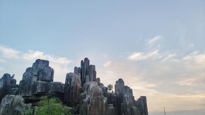 江西省抚州市临川区名人雕塑园开篇-抬头45°角看落日余晖