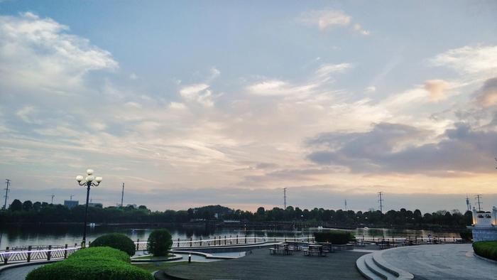 江西省抚州市临川区名人雕塑园开篇-抬头45°角看落日余晖