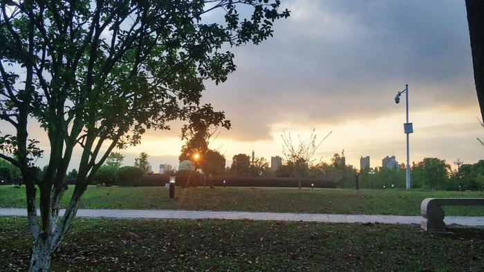 江西省抚州市临川区名人雕塑园开篇-抬头45°角看落日余晖