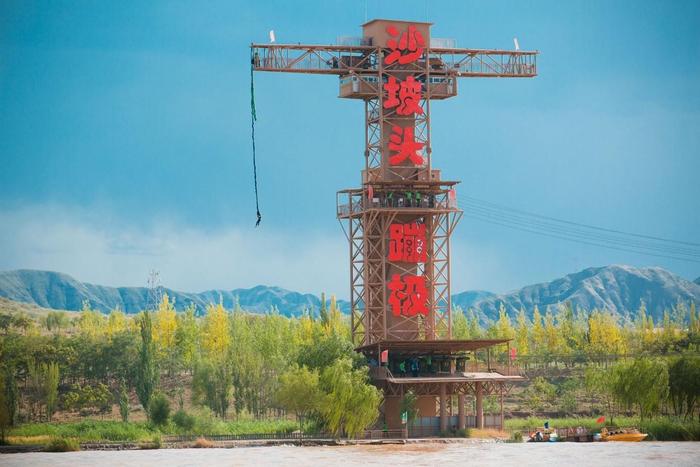 移动的驼队山峰，沙漠冲浪的刺激，本地人教你沙坡头如何玩尽兴