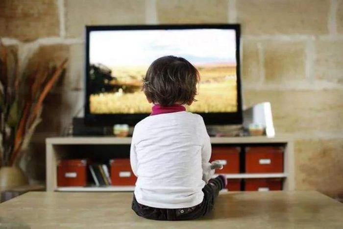 孩子长期看电视，有这四大危害，尤其是第一个，很严重！