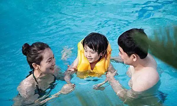 夏天游泳好处多多！还不赶紧带宝宝来游泳？