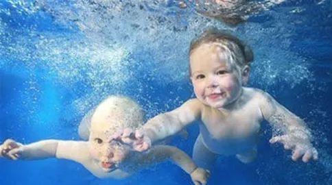 夏天游泳好处多多！还不赶紧带宝宝来游泳？
