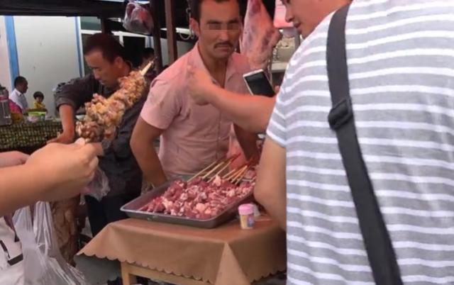 看看新疆人怎么吃肉串的？就这羊肉串的分量，成年人一根都吃不完