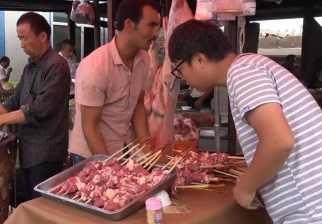 看看新疆人怎么吃肉串的？就这羊肉串的分量，成年人一根都吃不完