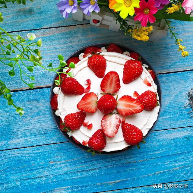 过生日就不要去蛋糕房买蛋糕了，自己可以在家做，美美的草莓蛋糕