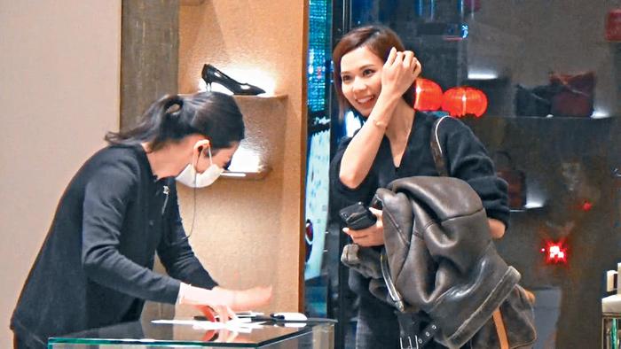 这位TVB女艺人是五间美妆店的老板 独自买名牌手袋奖励自己