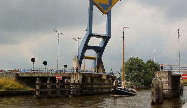 荷兰有一座奇特的大桥，就像一把巨型锅铲，腾空升起让船只通过！
