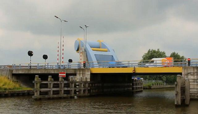 荷兰有一座奇特的大桥，就像一把巨型锅铲，腾空升起让船只通过！