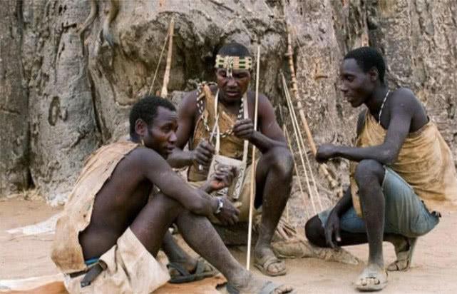 非洲有一个原始部落，男人打猎女人料理家务，从不与外界接触！