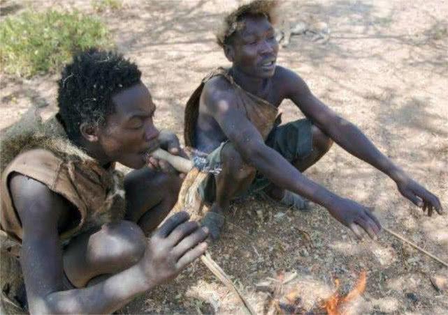 非洲有一个原始部落，男人打猎女人料理家务，从不与外界接触！