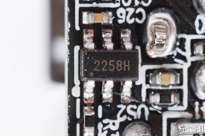 拆解报告：ZMI紫米30W 1A1C USB PD快充充电器HA722