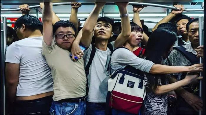 中国“最难生存”的城市：月入上万只够温饱，如今已纷纷选择逃离