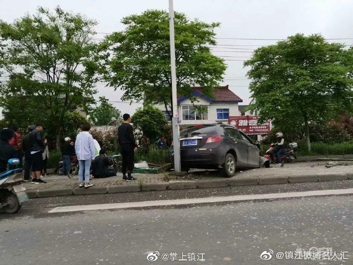 镇江金润大道车祸！公交站台被毁，车辆损坏严重