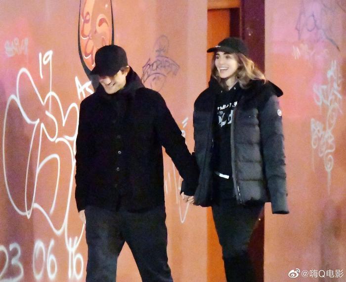 罗伯特帕丁森和女友苏琪沃特豪斯12月24日街拍 and his girlfriend