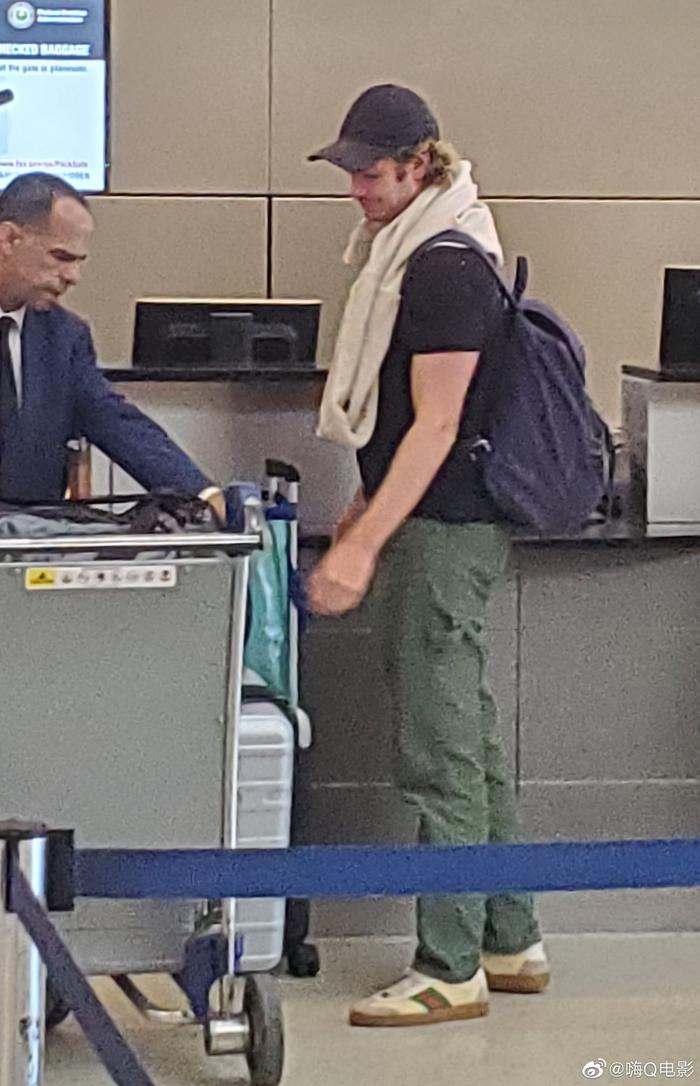安德鲁·加菲尔德8月29日在洛杉矶国际机场。 seen at LAX