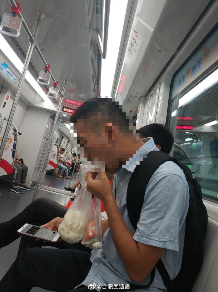 网友投稿，今天早上乘坐地铁一号线，偶遇一男子在地铁上吃包子