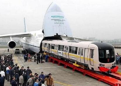 乌克兰一架最大的飞机，能运输火车，加满油需200万！