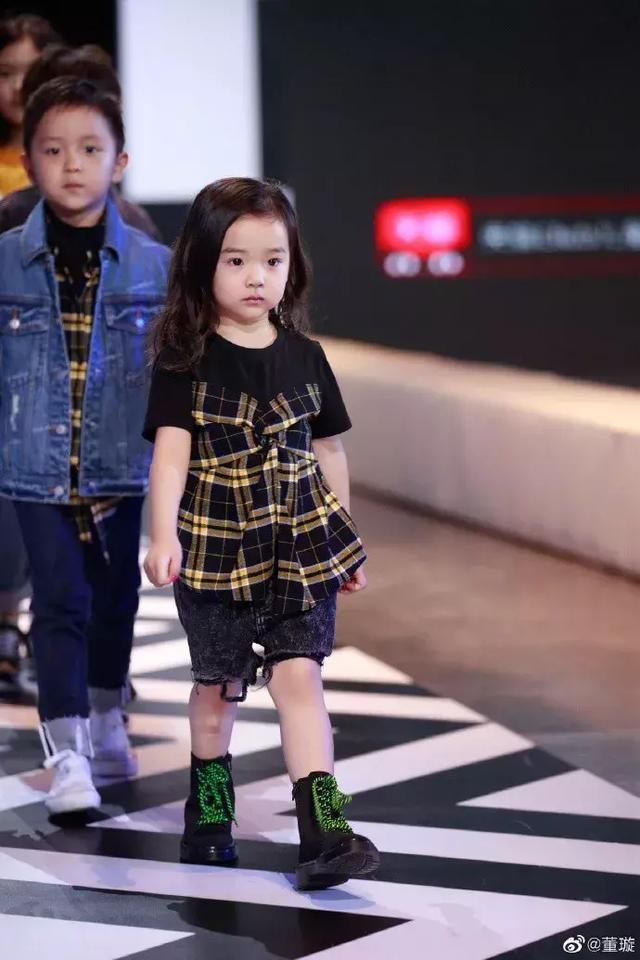 董璇女儿太优秀，不受父母离婚影响，3岁登国际时装周成小模特