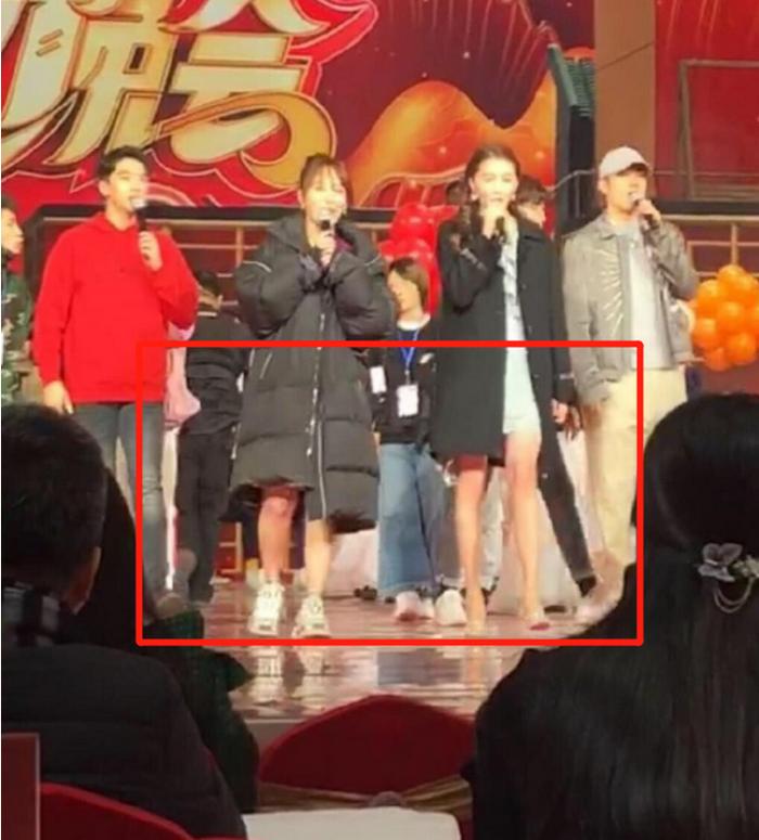 春晚彩排，刘涛脚上鞋子成全场焦点，网友惊呼：女星都是怪物吧！