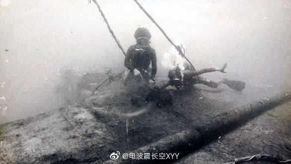 1988年314海战后，越南海军蛙人打捞被我击沉的HQ-605号武装运输船