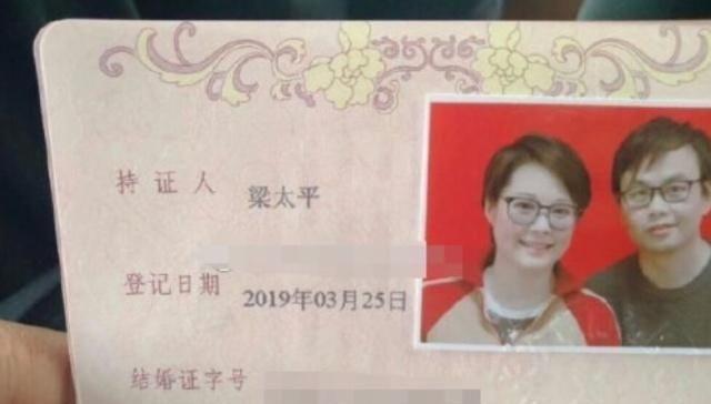 袁立婚后首晒恩爱照，搂小11岁丈夫一脸甜蜜，丈夫低头略显腼腆