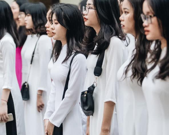 越南各地高中进入毕业季，高颜值女高中生十分亮眼，成媒体焦点