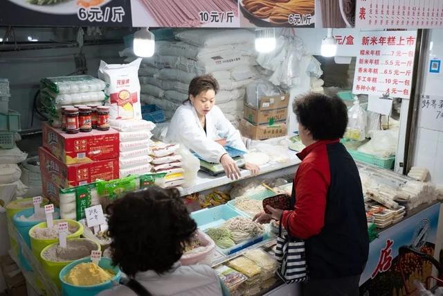 地铁隧道里的小菜场，又长又好吃