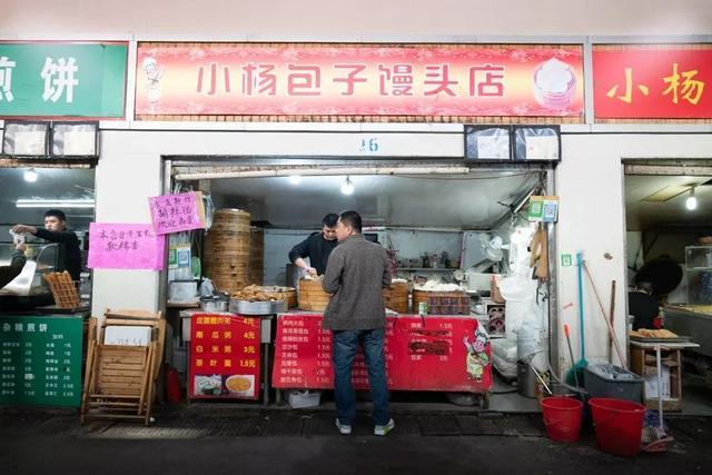 地铁隧道里的小菜场，又长又好吃