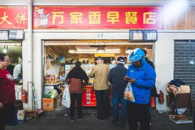 地铁隧道里的小菜场，又长又好吃