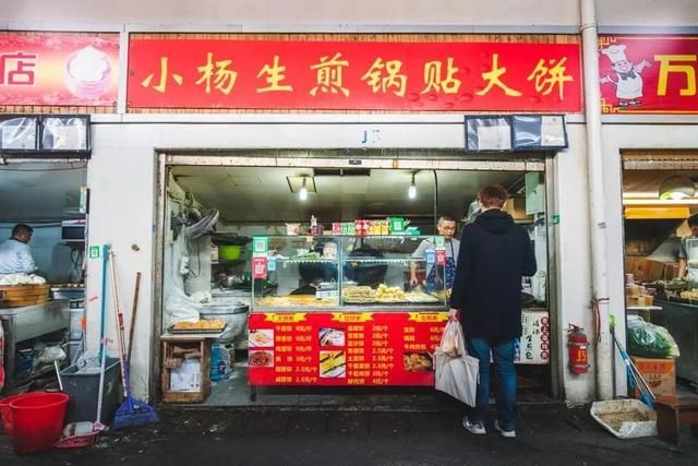 地铁隧道里的小菜场，又长又好吃