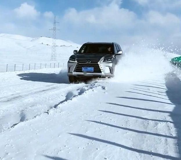 冰天雪地冲出一辆车，一看原来是雷克萨斯LX570，车牌9999豪气！