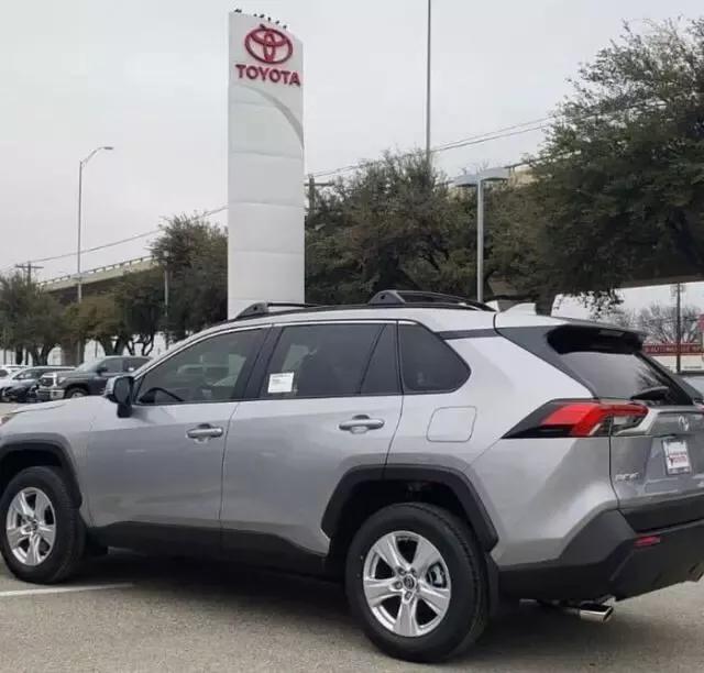 2019款丰田RAV4进店！比普拉多大气 218马力配2.5