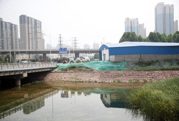 郑州金水河畔现300米简易房，多年竟无人查处？