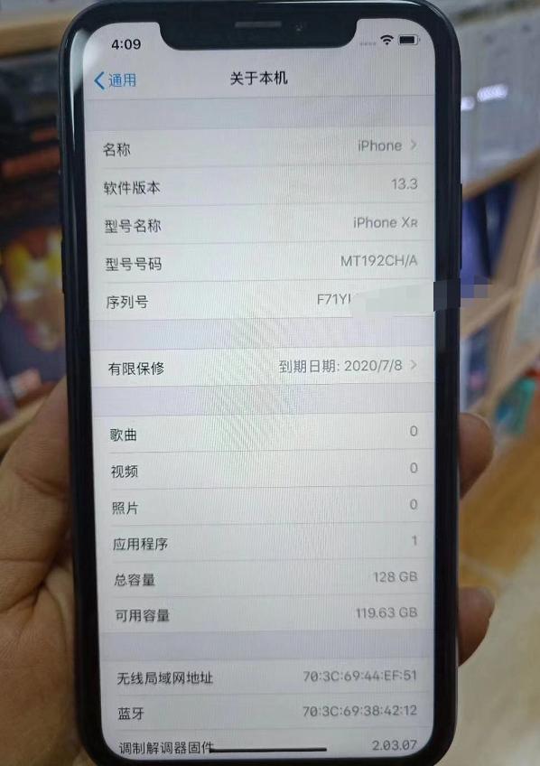 它是性价比最高的iPhone之一，A12处理器，双卡双待，只要3000多