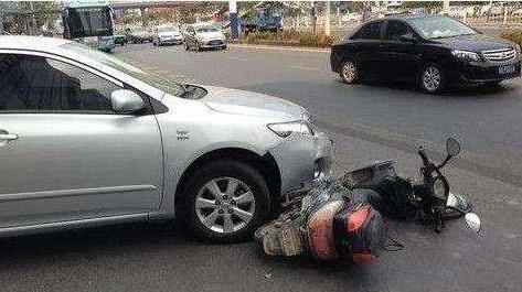 停车位上的车，男子骑车撞上去受伤，车主是否要负责？