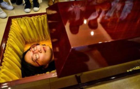美国的一项奇葩比赛，躺在棺材里30个小时，很多人慕名前去挑战