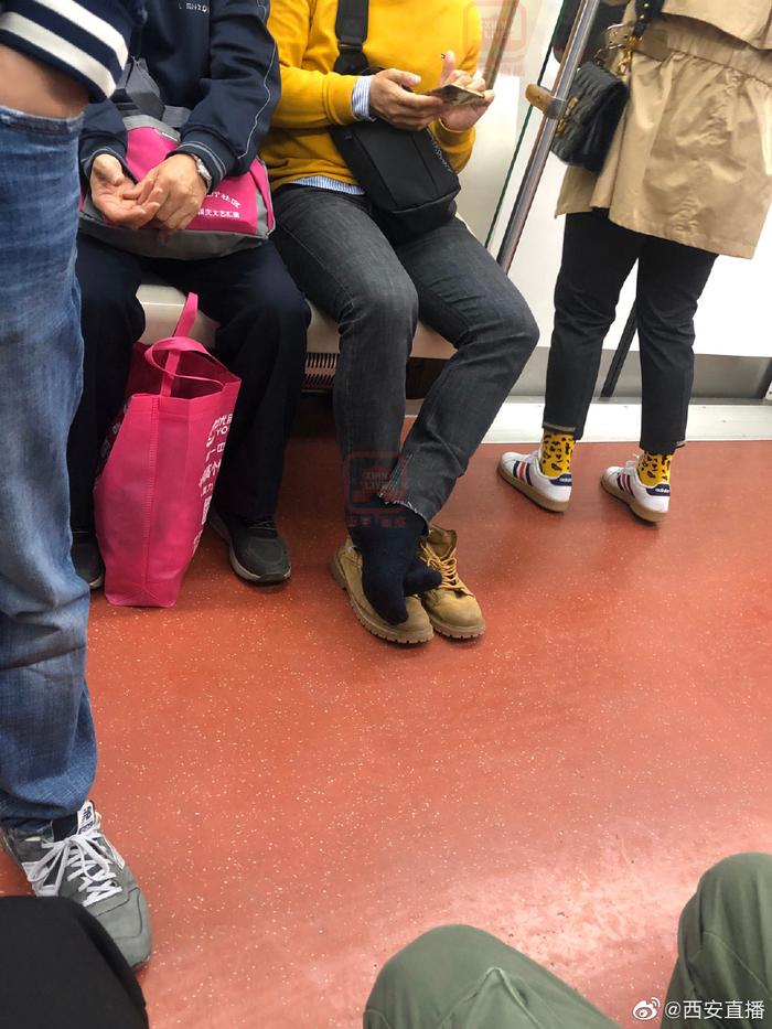 地铁里脱鞋，素质呢