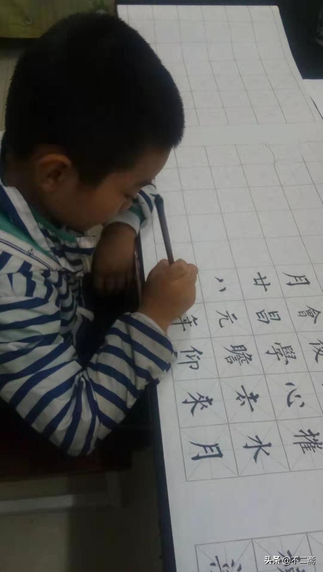 9岁小朋友学柳体书法，斩获全国一等奖，专家：不错