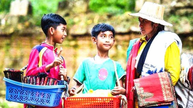 柬埔寨穷苦“天才少年”，14岁就掌握16种语言，这是怎么学的