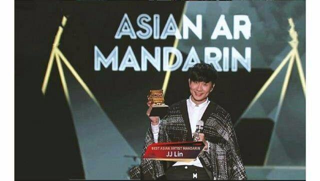 MAMA颁奖礼反馈，最争脸的不是吊打韩女星的baby，而是他