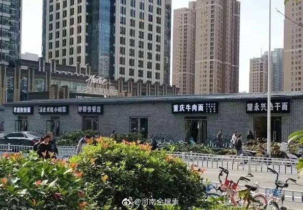 郑州黑底白字招牌小吃店全部关闭 恢复一堵墙状态