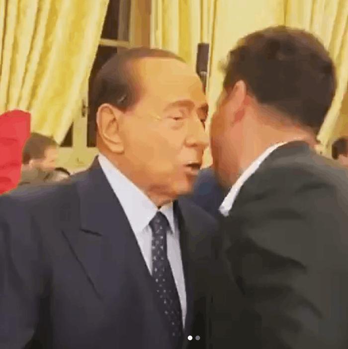 意大利总理拥吻他