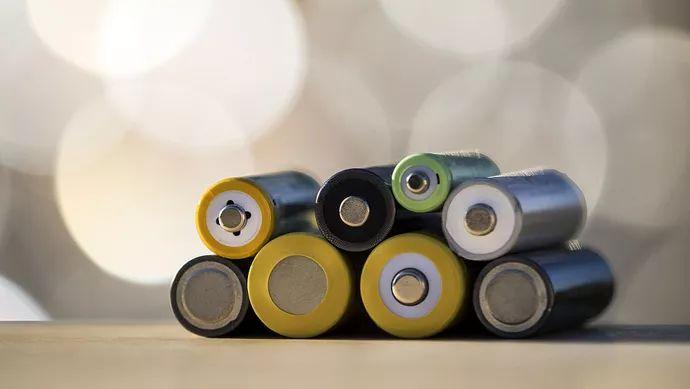 可清洗、可穿戴的类电池设备能直接织成衣服！