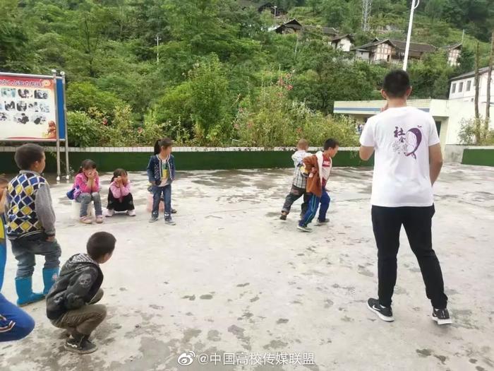 南京大学南行思州队的队员们为当地小朋友举办了一场“好玩运动会”
