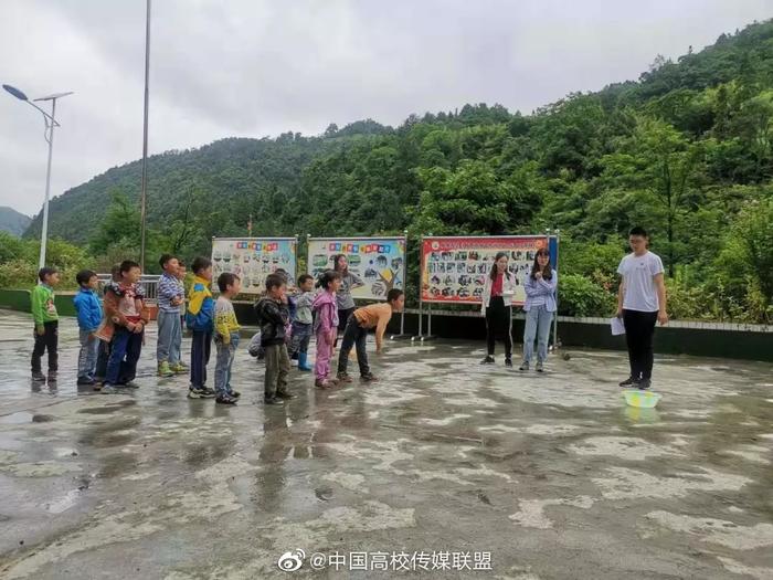 南京大学南行思州队的队员们为当地小朋友举办了一场“好玩运动会”