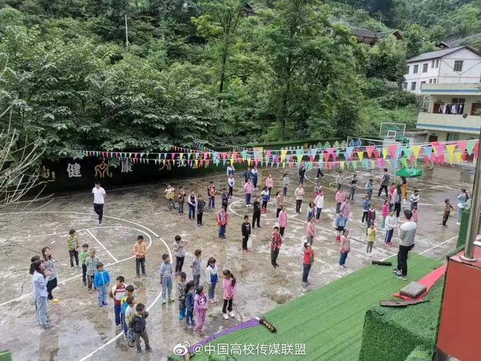 南京大学南行思州队的队员们为当地小朋友举办了一场“好玩运动会”