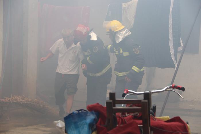 民房起火老人被困 砀山消防火速救援